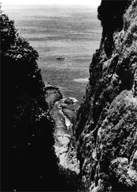 モノクロ写真：湘南の海を江ノ島から望んだ風景[1988頃]