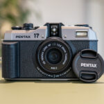 20年の時を超えてつくられたフィルムカメラ「PENTAX 17」｜現代にマッチしたアナログ製品の魅力や開発秘話を担当者にインタビュー