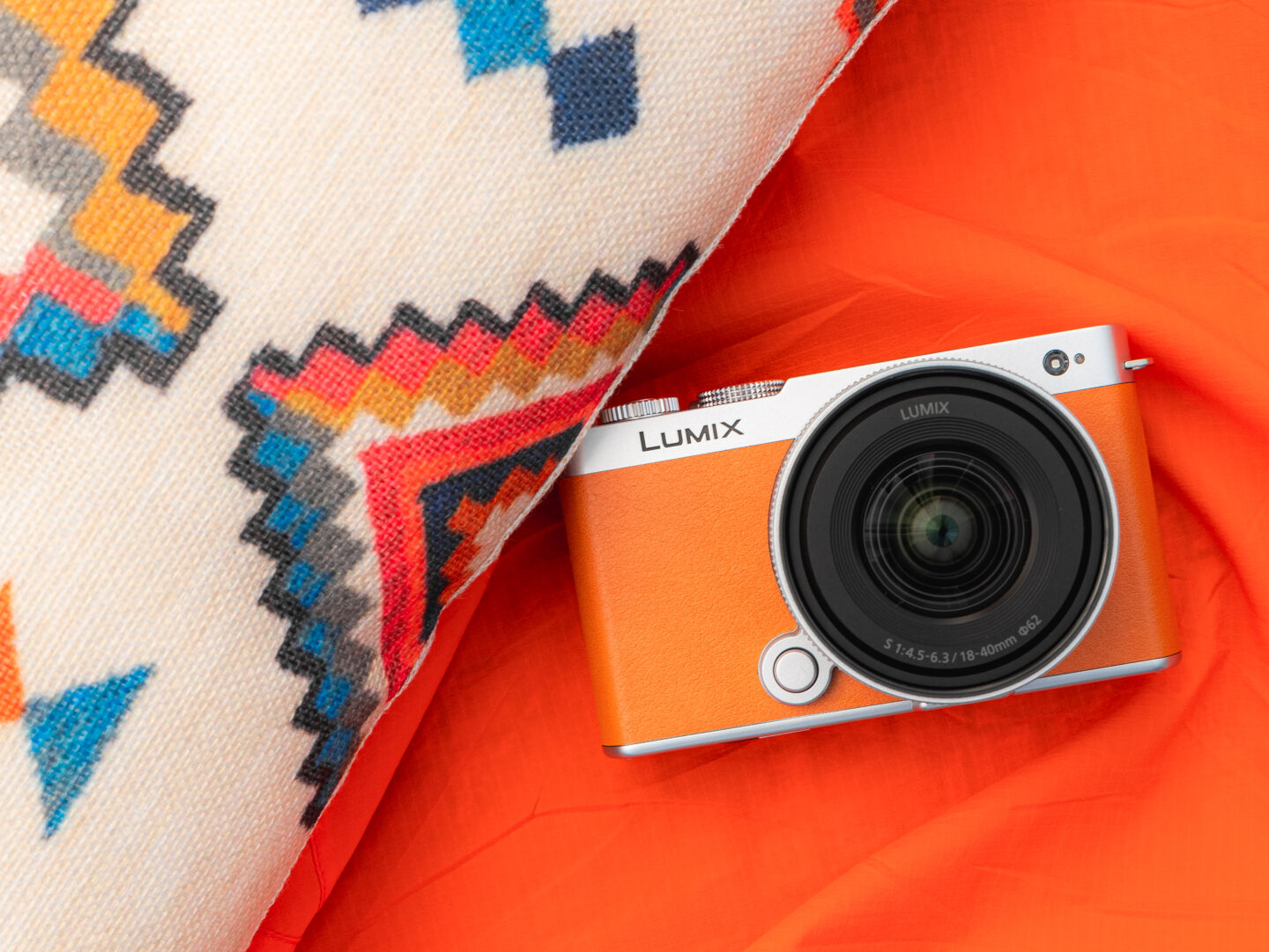 パナソニック LUMIX S9 新色が登場！ | 鮮やかな色合いのキャメルオレンジ