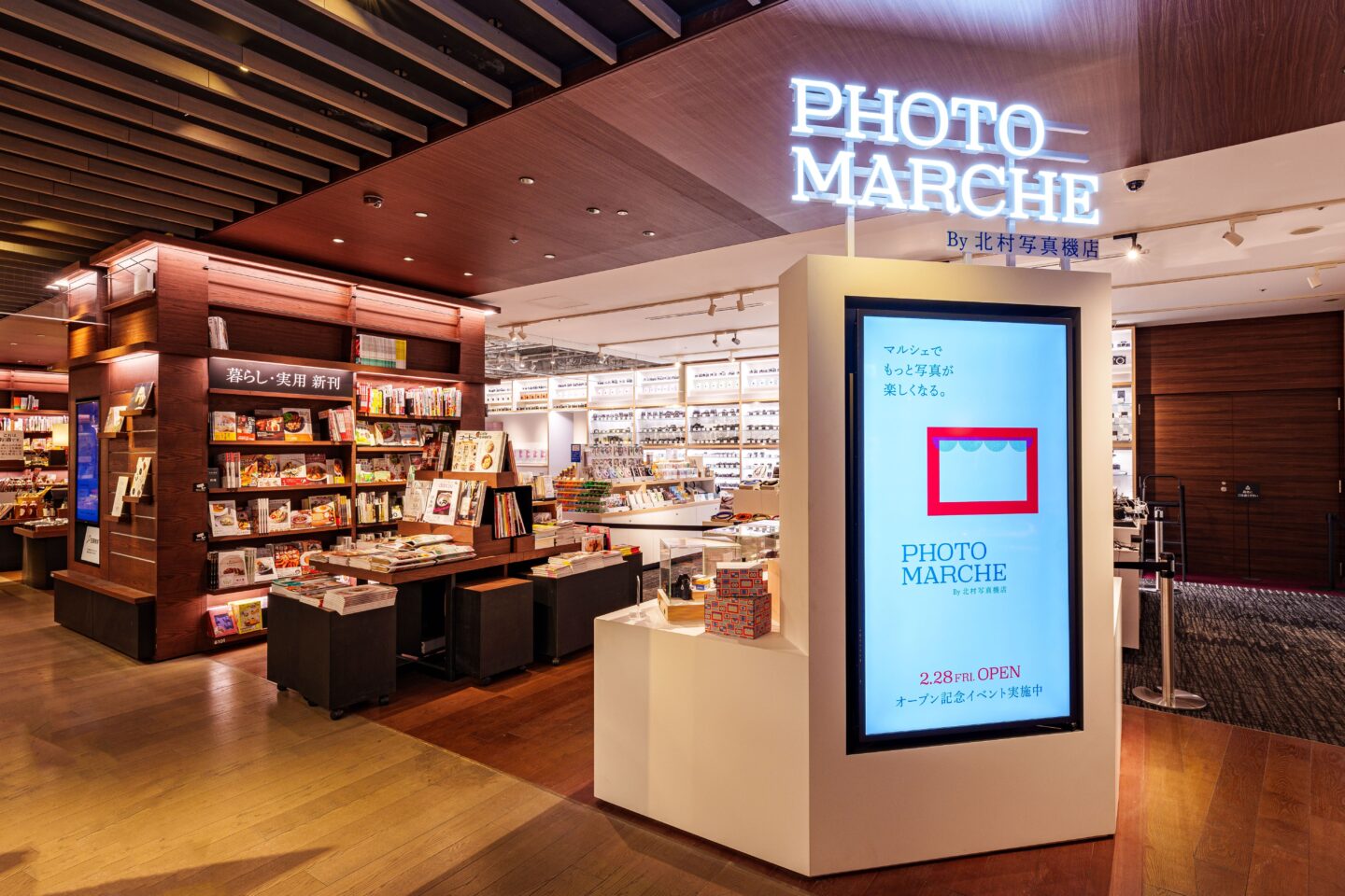 はじめてカメラを買うならココ！ 大阪・梅田に誕生したPHOTO MARCHE by 北村写真機店